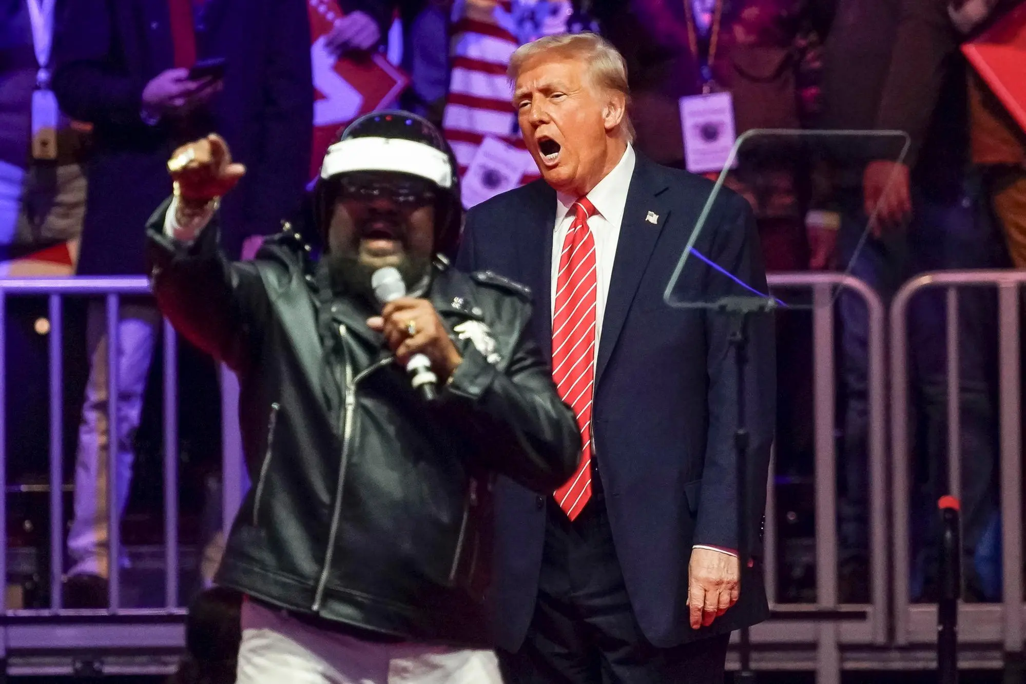 Victor Willis con Donald Trump (foto Ansa)