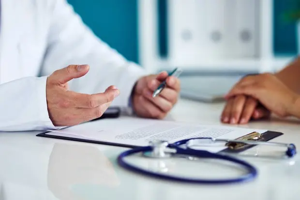 Un medico (immagine simbolo, foto Ansa)