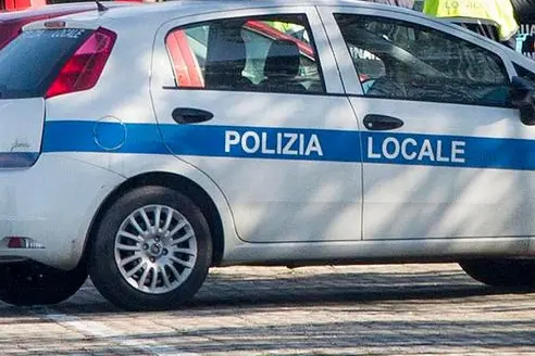 Un'auto della Polizia locale (Archivio L'Unione Sarda)