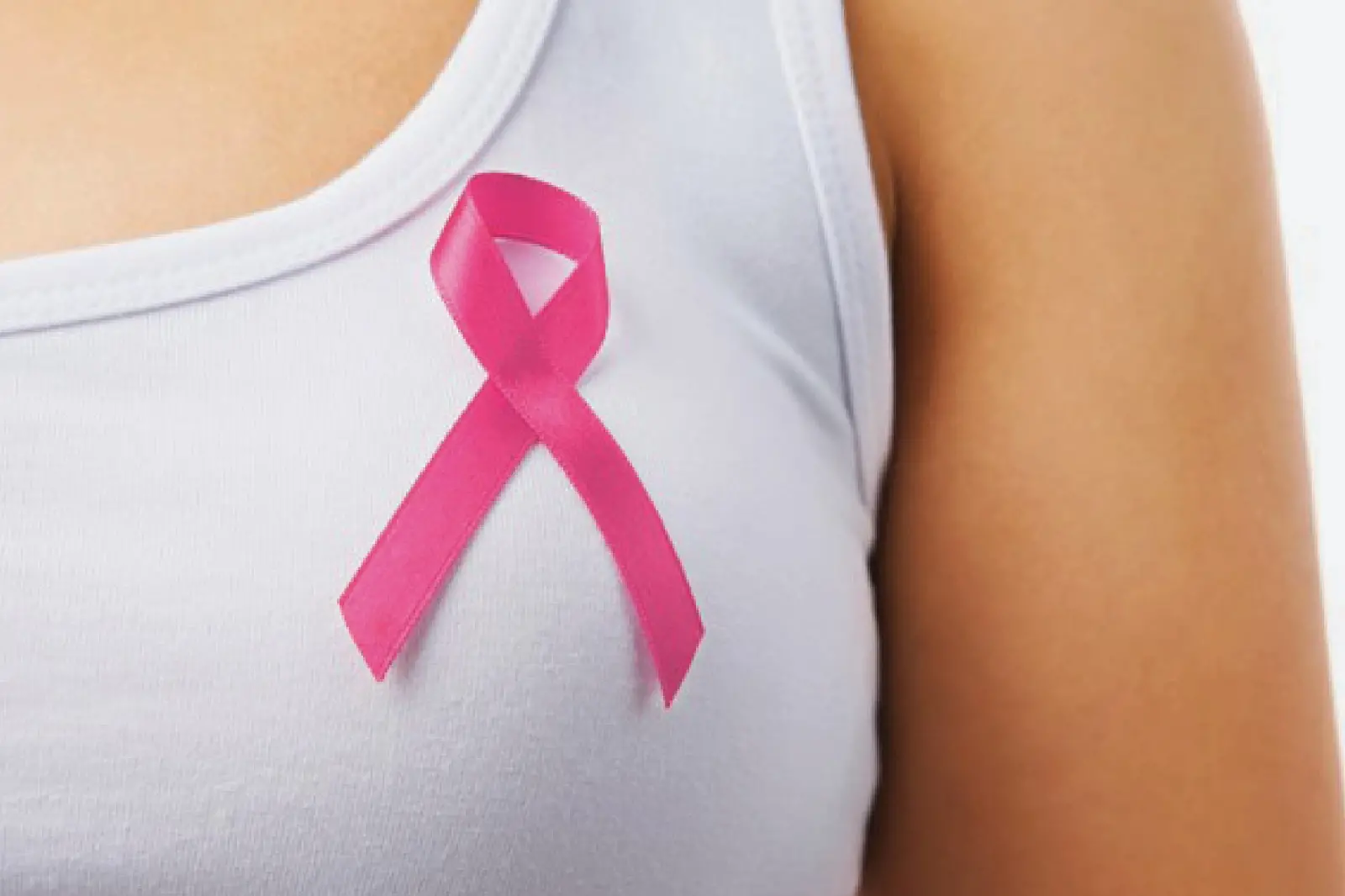 Il fiocco rosa simbolo della lotta al cancro (Archivio)