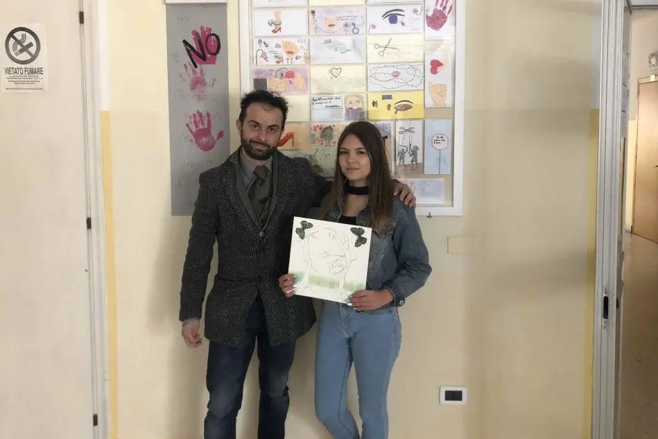 L'insegnante Roberto Falchi con Elena Spanu, vincitrice del concorso (foto Severino Sirigu)