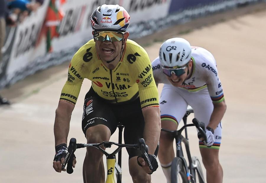 Van Aert vince la Parigi-Roubaix, beffato Pogacar