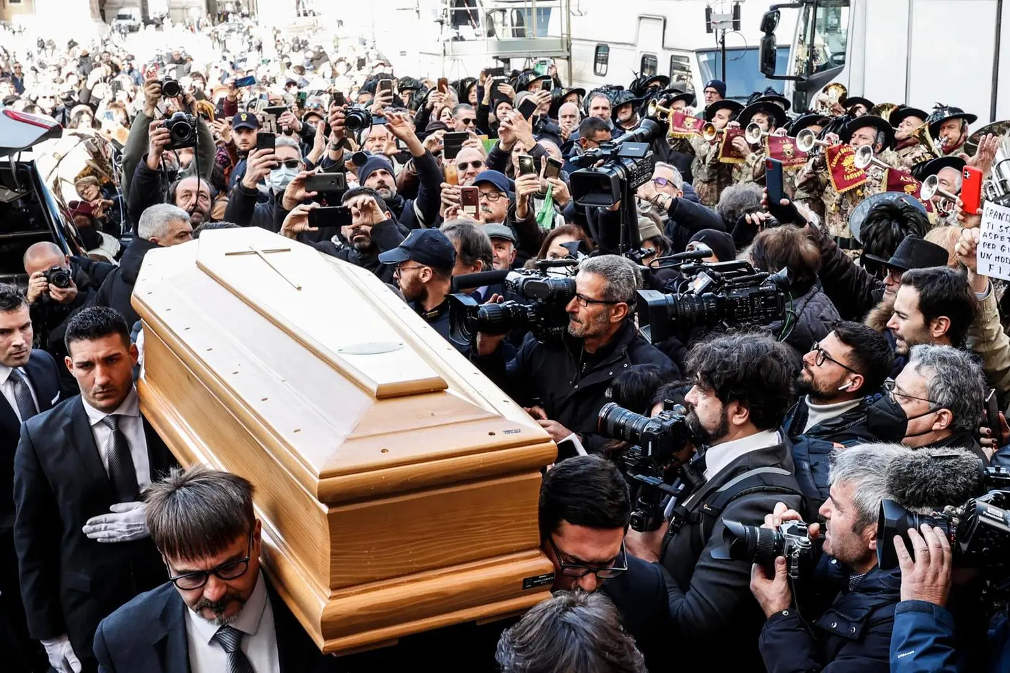In moltissimi fra parenti, amici, ex colleghi e semplici cittadini hanno voluto salutare l'attrice per l'ultima volta