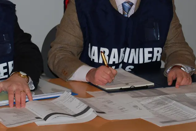 Controlli dei Nas in un'enoteca di Cagliari (Foto carabinieri)