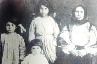 La piccola Maria Molotzu con alcune parenti poco tempo prima del rapimento