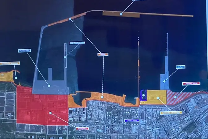 L'area fronte porto di Porto Torres (foto Pala)