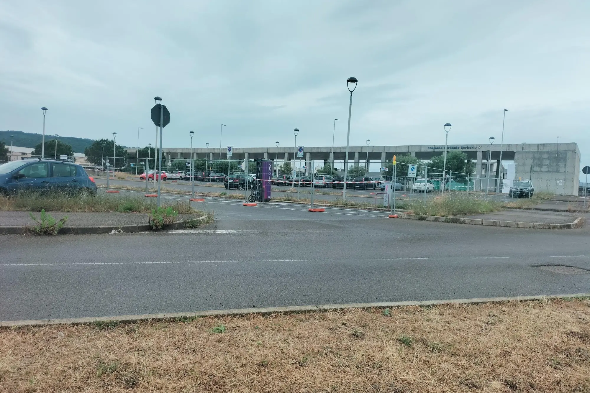 I parcheggi della stazione. (Foto Scano)