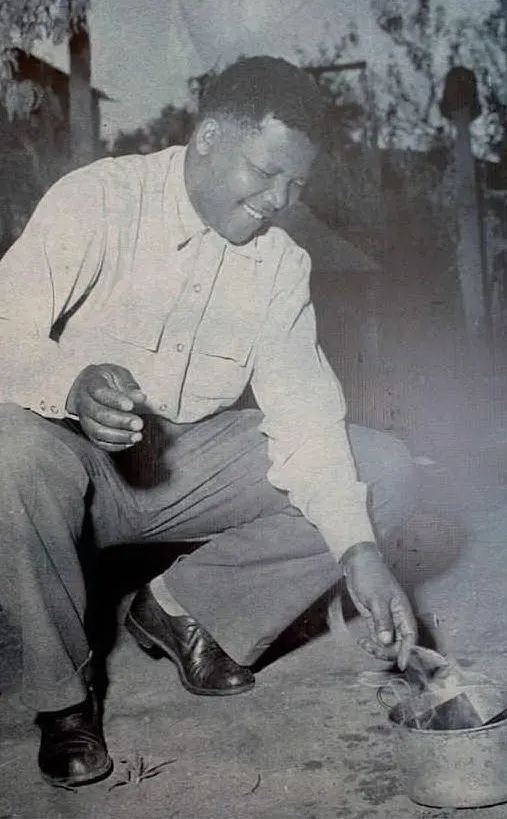 Mandela brucia il suo pass book, documento richiesto ai neri dalle leggi razziali (1960)