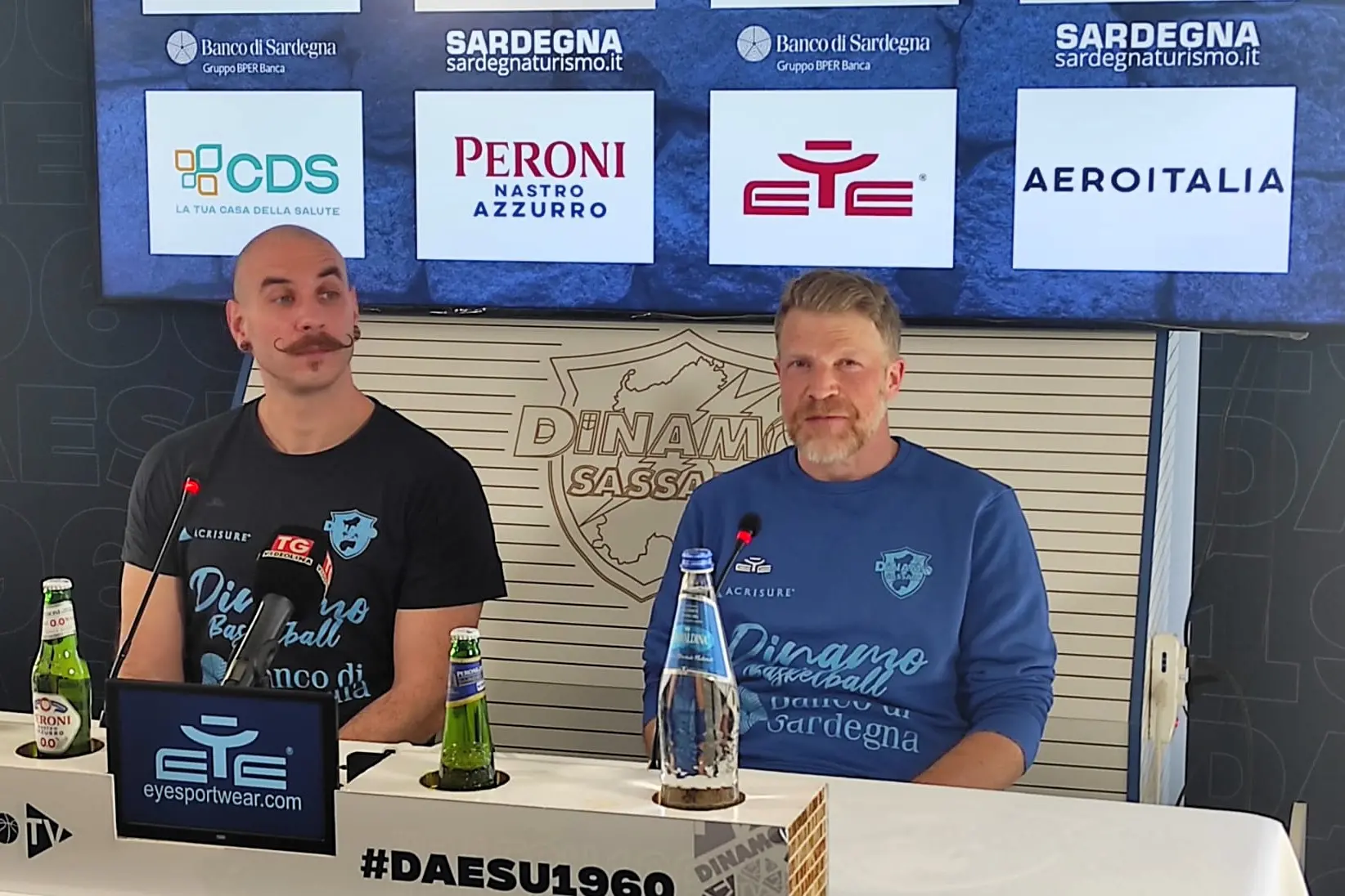 Il pivot Ghione e il coach Foden (foto G. Marras)