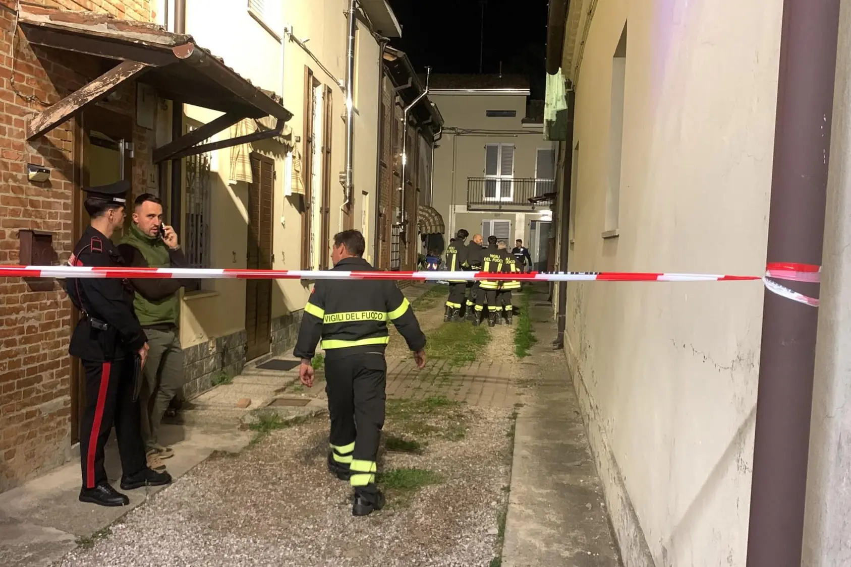 Il luogo in cui due anziani coniugi sono stati trovati morti all'interno di un'abitazione a Mirandola, in provincia di Modena, 15 ottobre 2026. ANSA/FRANCESCO VECCHI