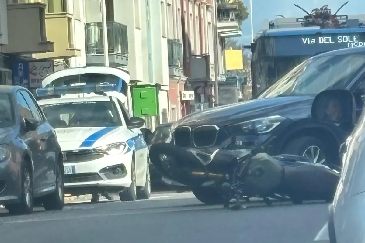 L'incidente in via della Pineta (foto L'Unione Sarda)