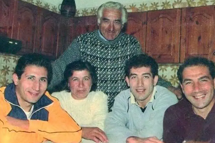 La famiglia Abbagnale nella foto pubblicata sui social da Giuseppe Abbagnale (da Facebook)