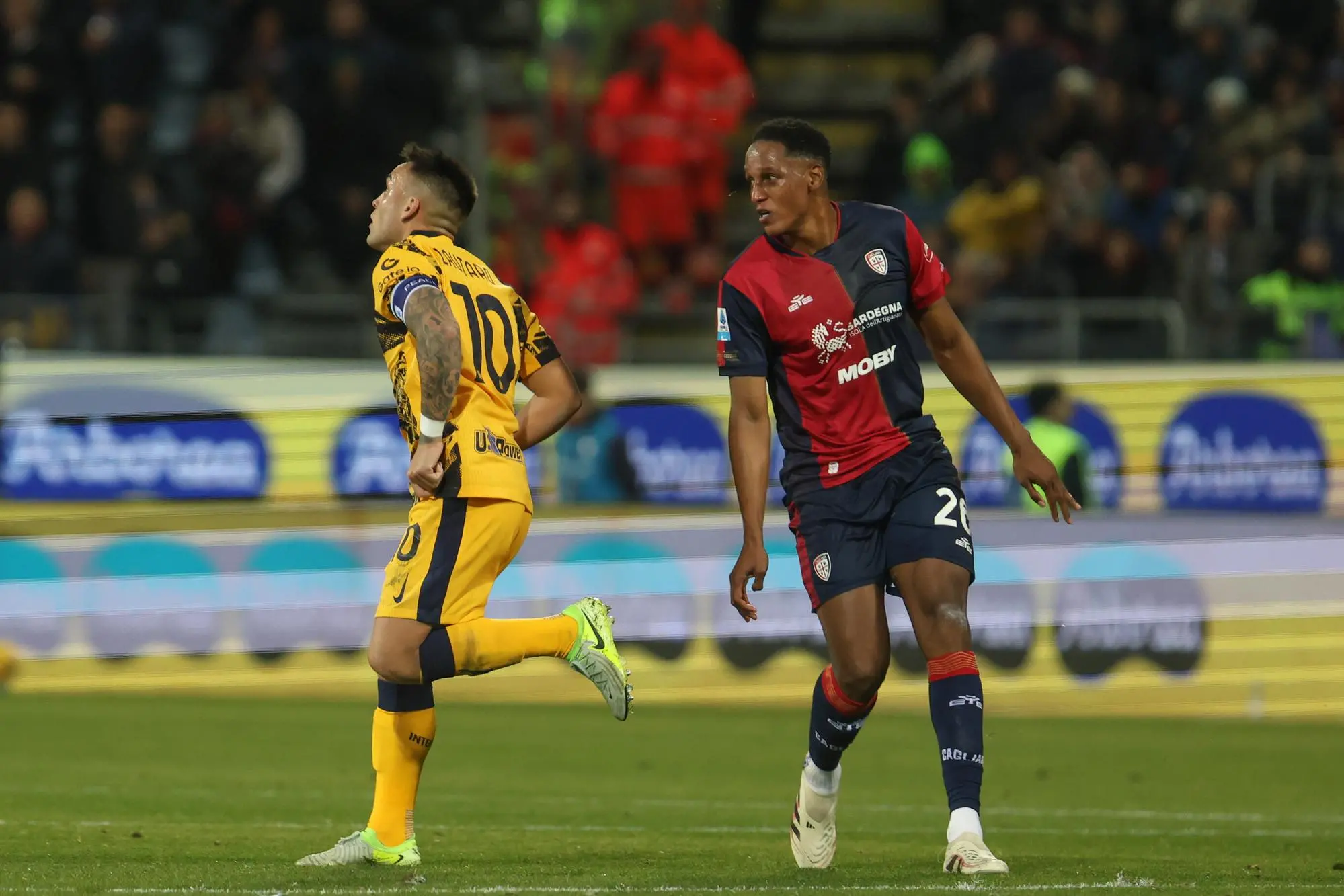 Yerry Mina e Lautaro Martínez in Cagliari-Inter (foto Fabio Murru)