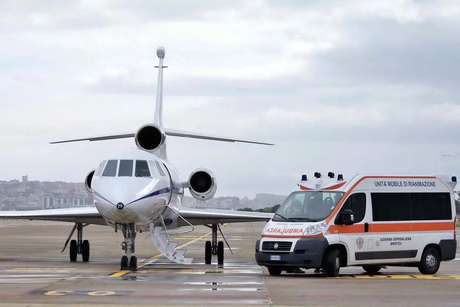 Il Falcon dell'aeronautica fermo sulla pista di Elmas