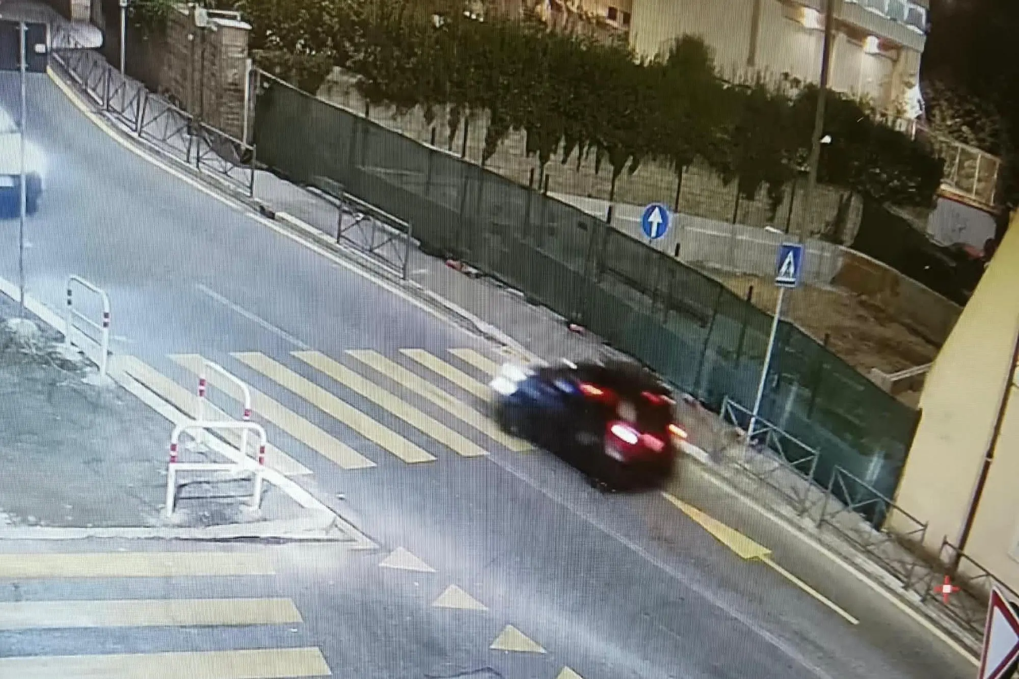 Un frame estratto da un video delle telecamere di sorveglianza prese in esame dagli inquirenti mostra la minicar utilizzata per le aggressioni del 4 e 5 ottobre a Roma (Ansa-Npk)