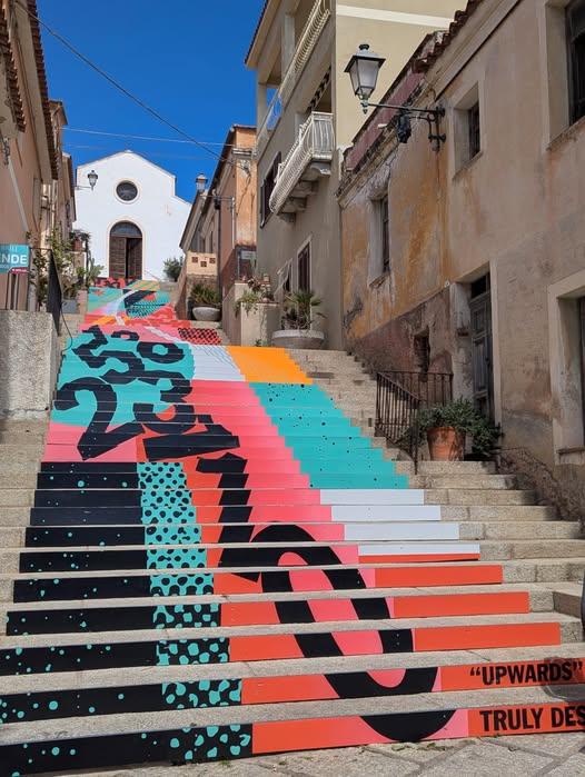 Arzachena, la scalinata di Santa Lucia si rinnova: undicesima edizione tra arte urbana e turismo pasquale