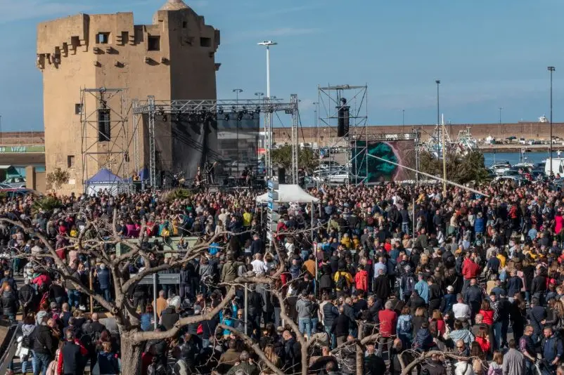 Folla sotto la Torre Aragonese (foto Pala)