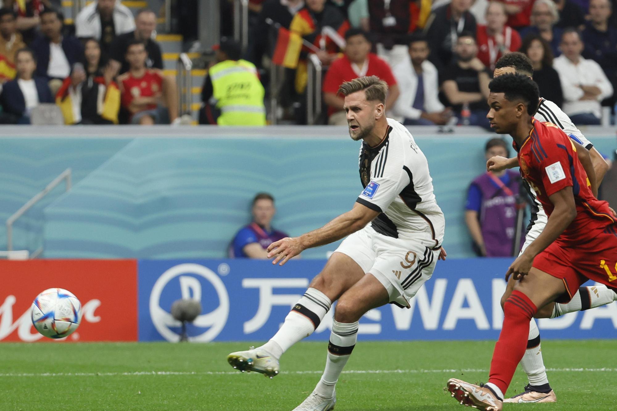 epa10333403 Niclas Fuellkrug (L) of Germany scores the equalizer during the FIFA World Cup 2022 group E soccer match between Spain and Germany at Al Bayt Stadium in Al Khor, Qatar, 27 November 2022. EPA/Ronald Wittek