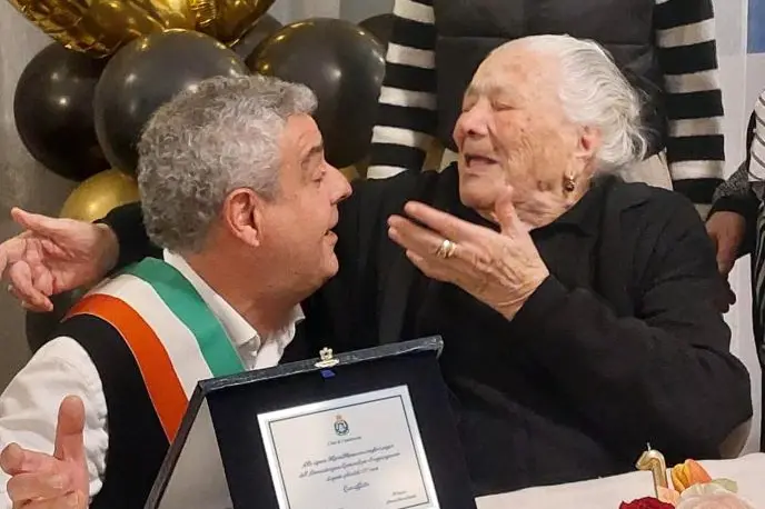 Il sindaco Capula con Maria Manca (foto concessa)