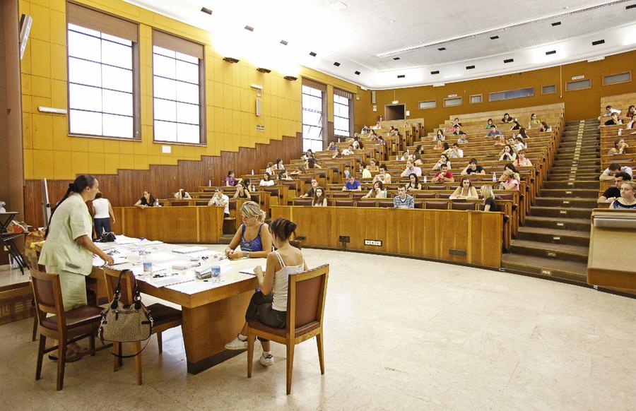 Il prof esalta i rastrellamenti «Si dimetta»