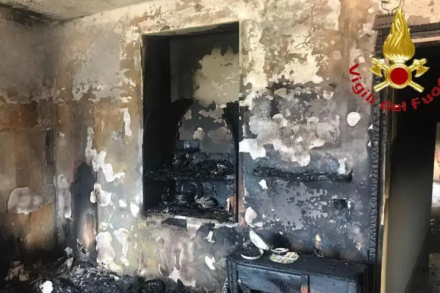L'appartametno distrutto dalle fiamme (foto Vigili del Fuoco)