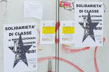 Volantini di solidarietà nei confronti dei brigatisti in carcere