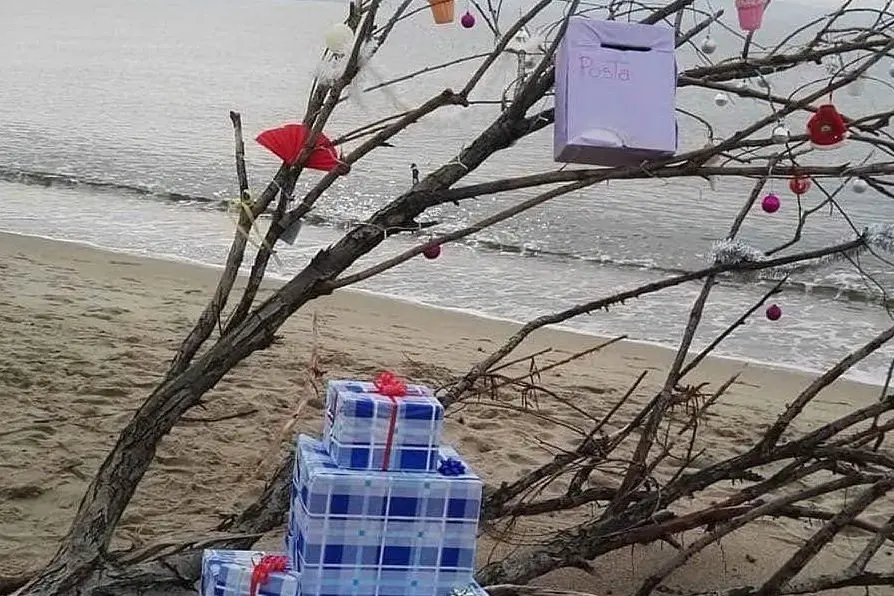 L'albero di Natale in riva al mare (foto Valeria Pinna)