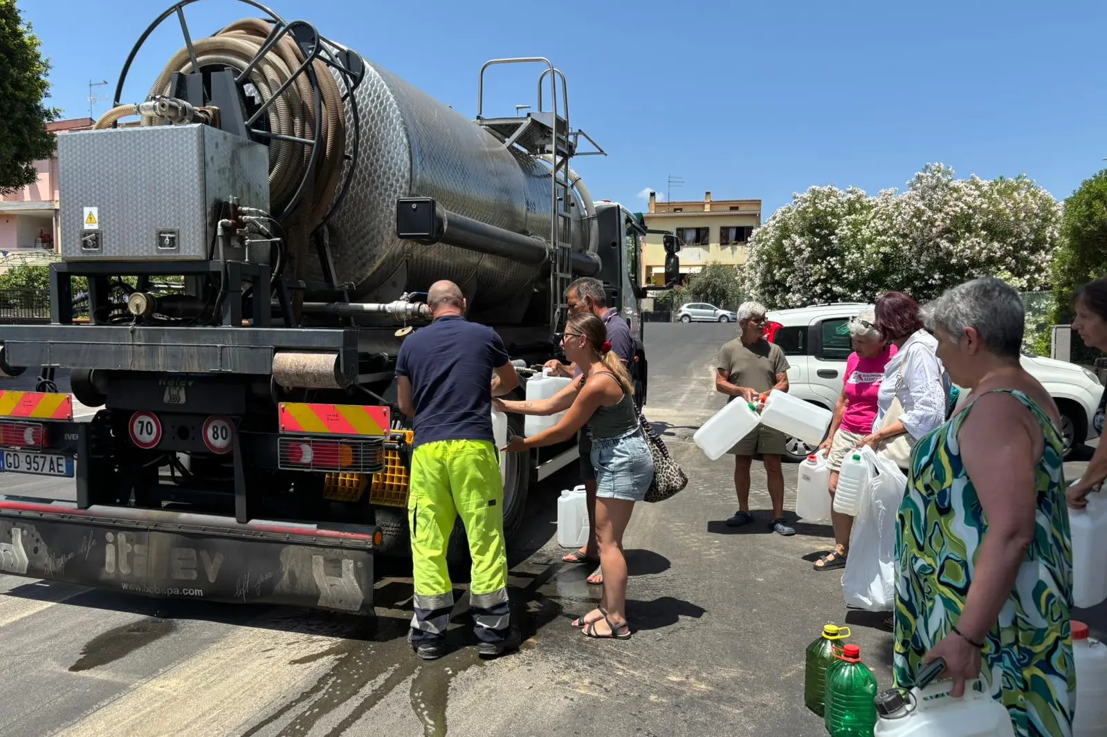 Un'autobotte (foto Comune di Sarroch)