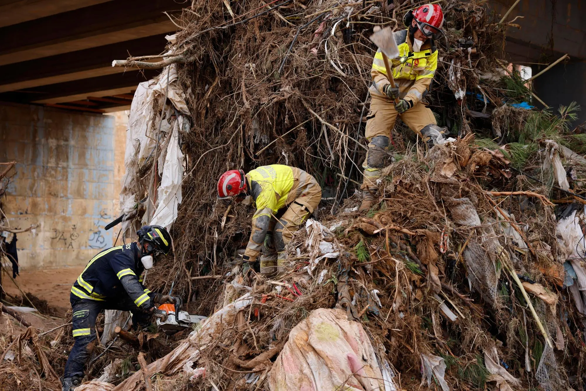 Vigili del fuoco al lavoro per pulire una strada a Paiporra, nella zona di Valencia, pesantemente colpita dall'alluvione (foto Epa/Ansa)