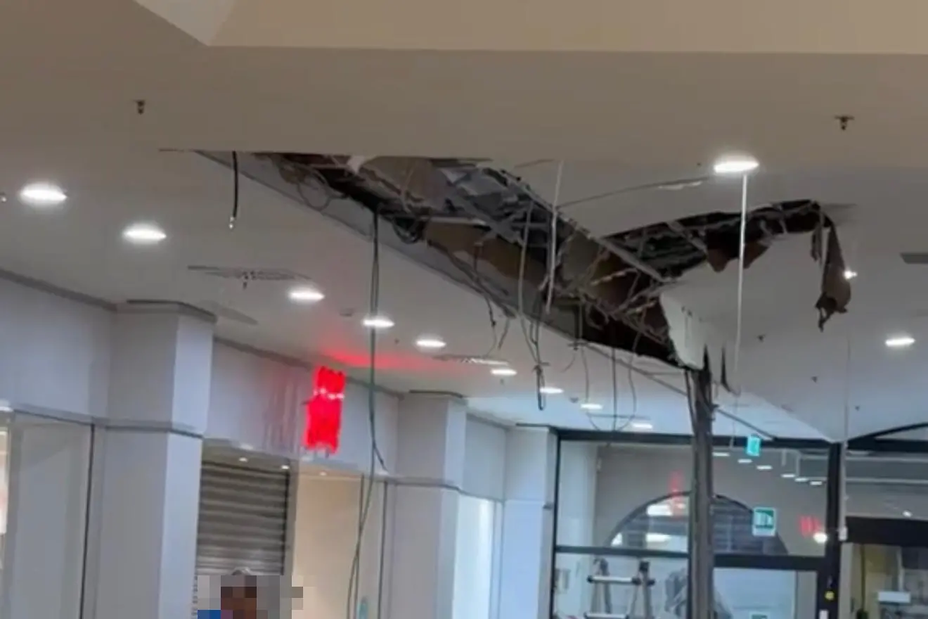 Il controsoffitto danneggiato alla Corte del Sole (Foto: Porrà)