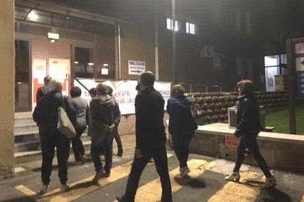 Iniziata l'occupazione notturna dell'ospedale di Ghilarza VIDEO