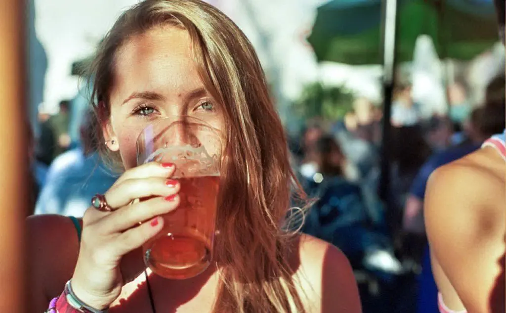 Una ragazza beve una birra (Archivio L'Unione Sarda)
