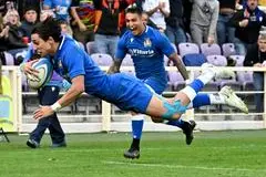 Ange Capuozzo in meta durante un test contro l'Australia