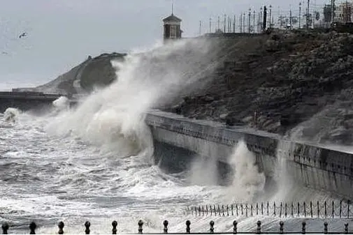 Le coste inglesi sferzate dall'uragano Gonzalo