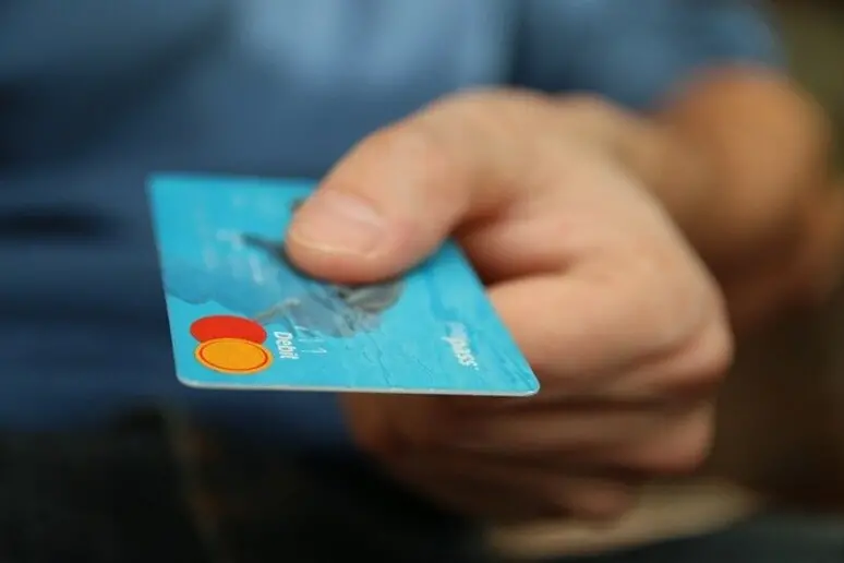 Una carta di credito (foto Ansa)