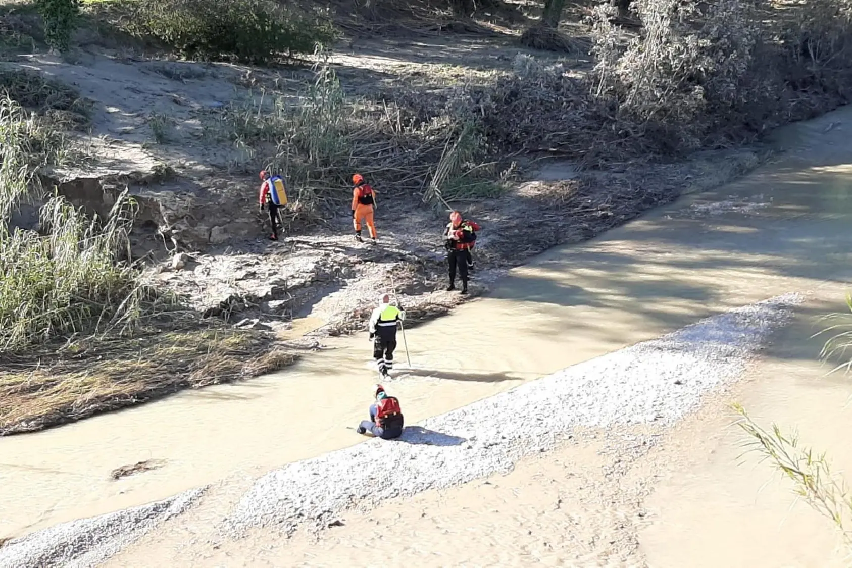 Attività di ricerca nella zona dell'alluvione (Ansa)