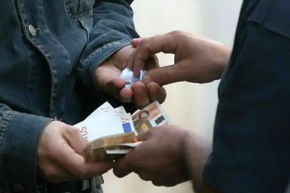 Lo scambio di cocaina tra spacciatore e acquirente