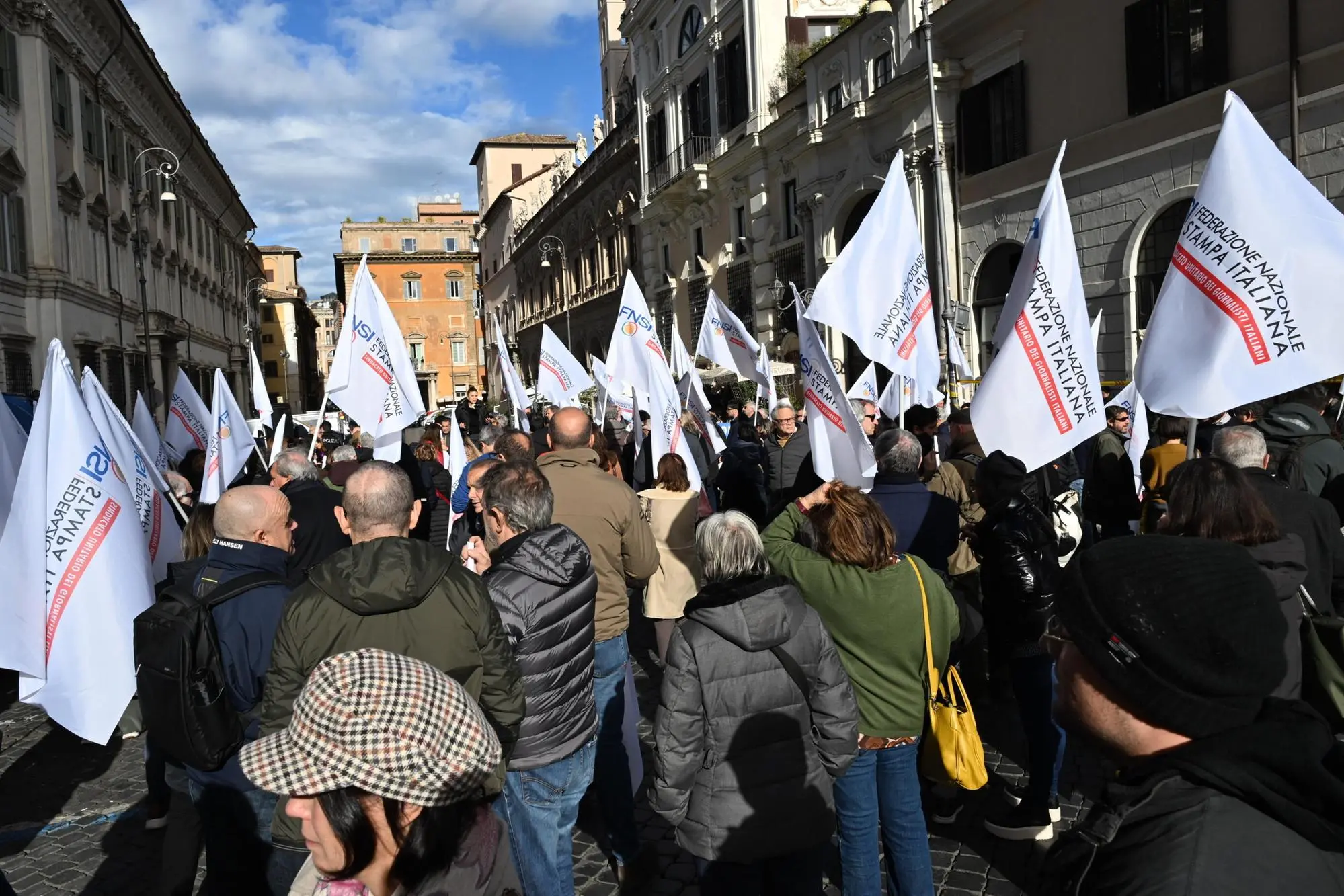 Panoramica nel corso della manifestazione nazionale della FNSI in Piazza Ss Apostoli, partecipato da tutte le rappresentanze sindacali regionali di categoria, in vista dello sciopero di domani, proclamato per il rinnovo del contratto, Roma 27 novembre 2025. ANSA/MAURIZIO BRAMBATTI