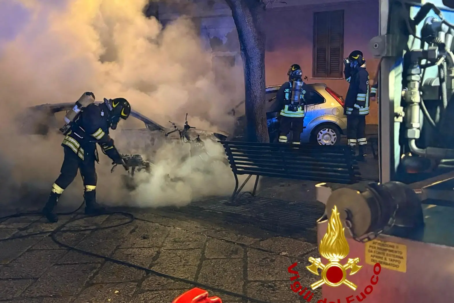 Il rogo a Sassari, vigili del fuoco al lavoro