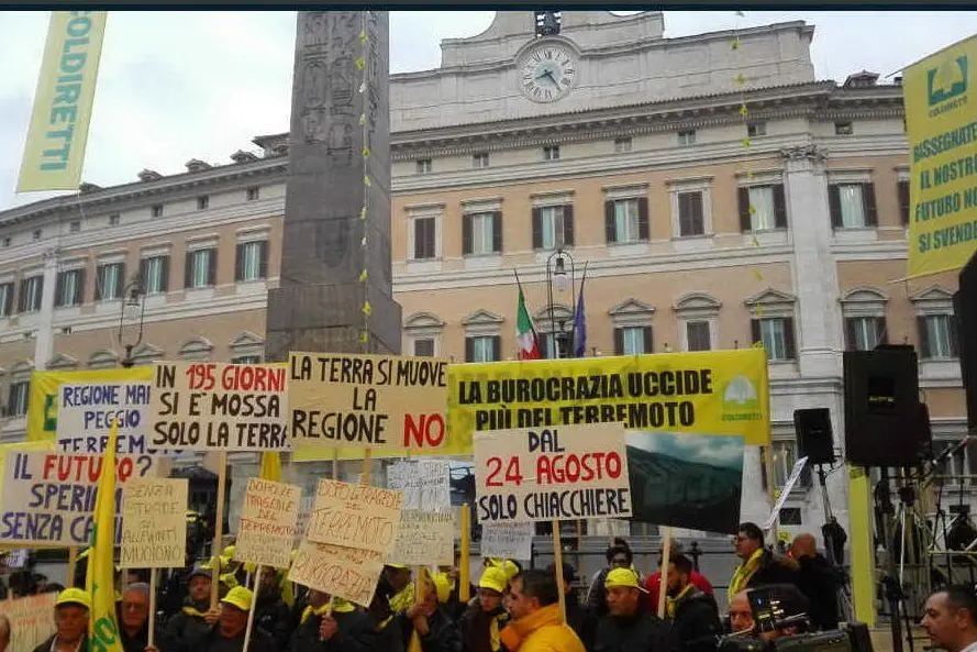 Agricoltori e allevatori in piazza Montecitorio, davanti alla Camera, per protestare contro le lungaggini della burocrazia