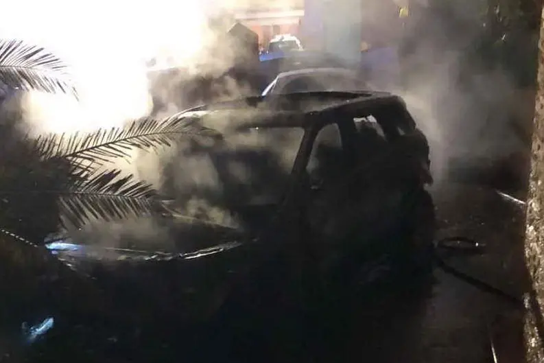L'auto bruciata (foto Mariangela Pala)