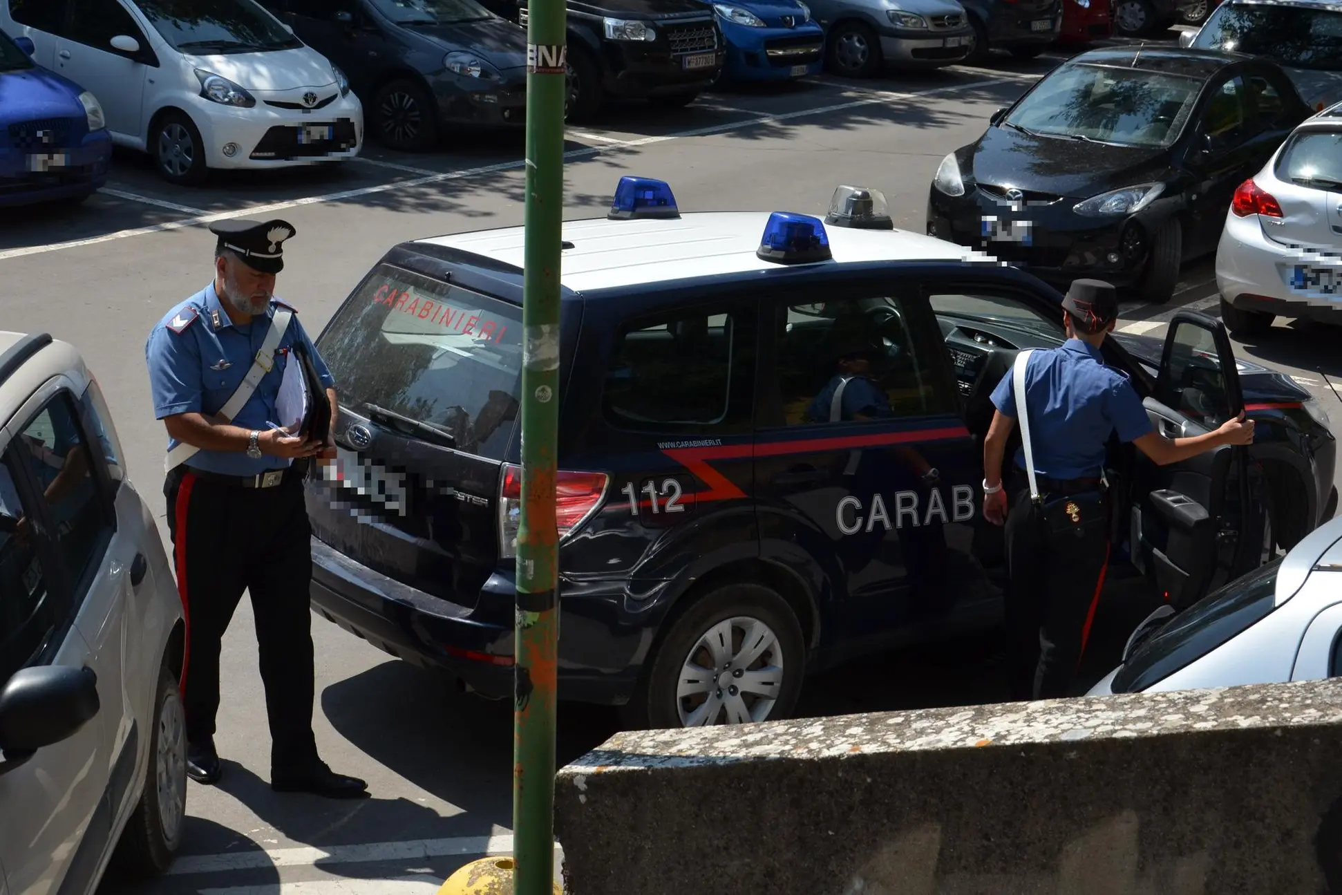 Strattona i carabinieri, arrestato a Carloforte (foto carabinieri)