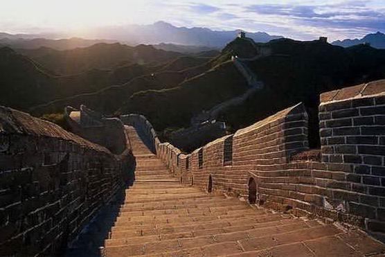 Grande Muraglia assediata dal coronavirus, Xi esce con mascherina