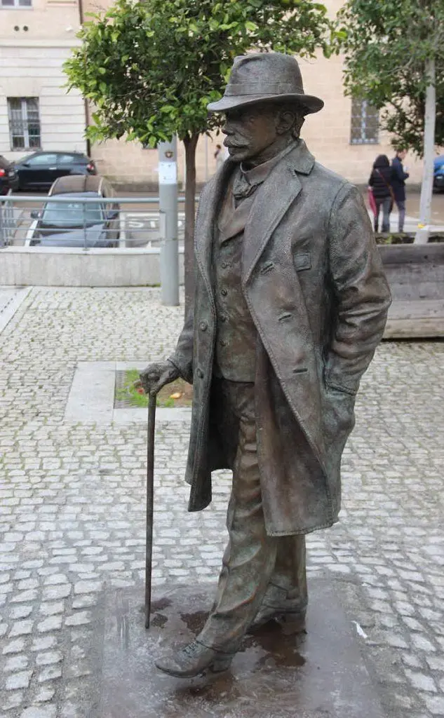 La statua dedicata a Sassari a Enrico Costa