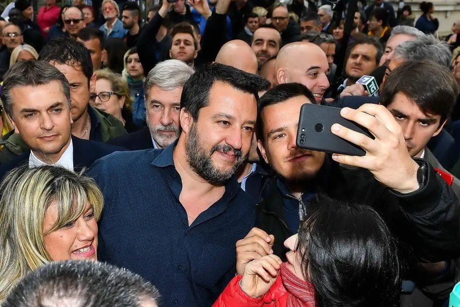 Salvini, selfie a Genova con alcuni sostenitori (Ansa)