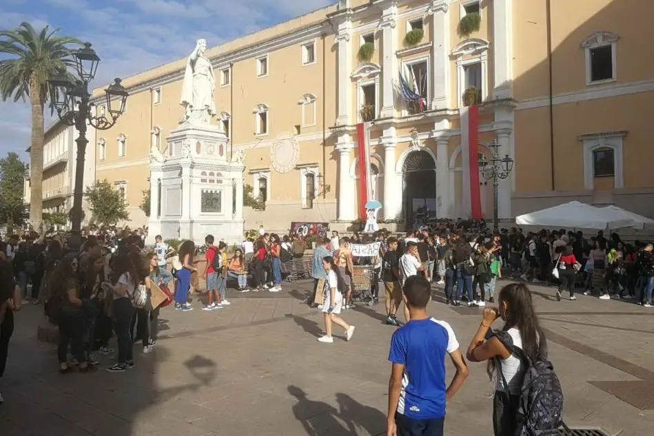 Gli studenti in piazza Eleonora (foto L'Unione Sarda - Sanna)