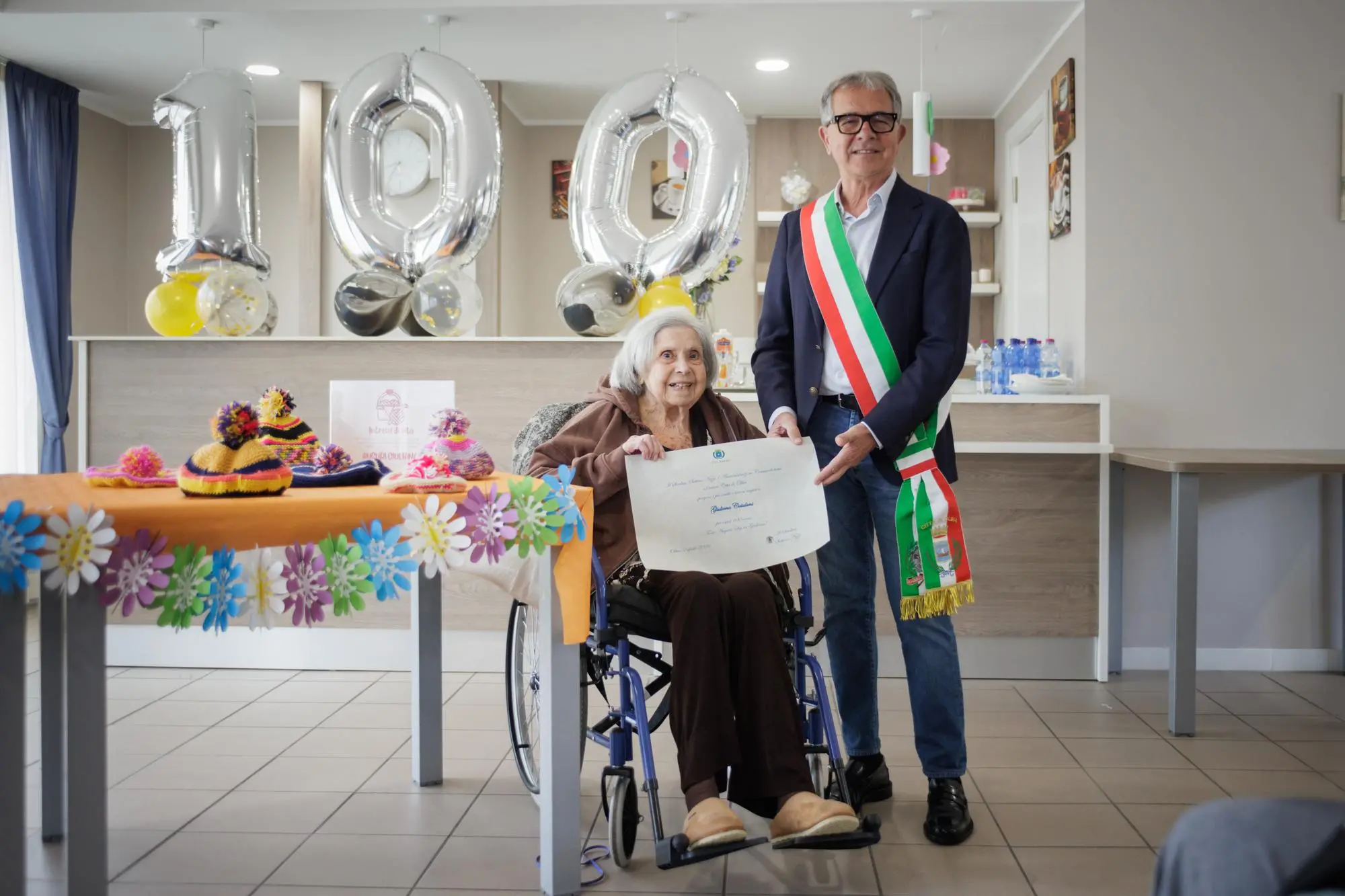 La neo centenaria Giuliana Catalani di Olbia con il sindaco, Settimo Nizzi