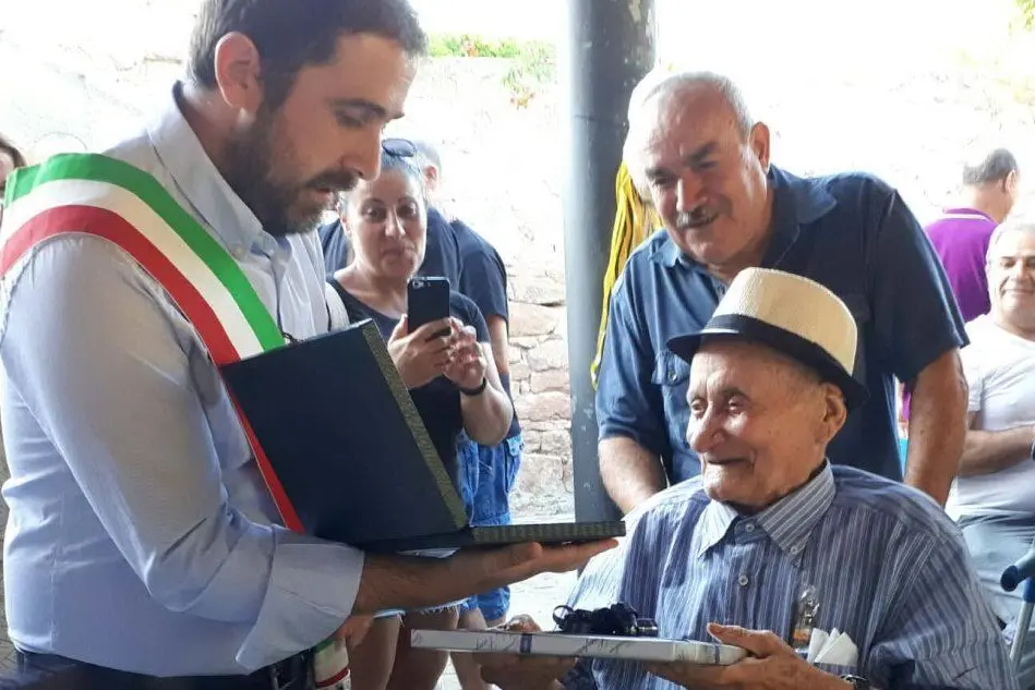 Pietro Fanni con il sindaco Hansel Cabiddu