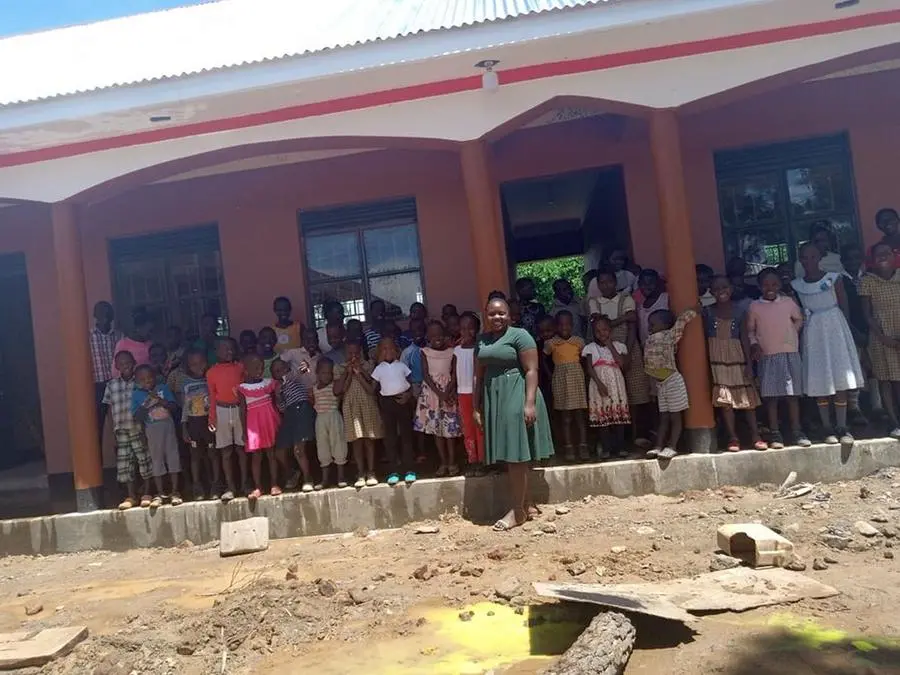 Bambini davanti alla nuova scuola (foto concessa)