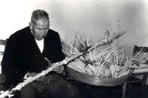 Un'immagine storica sulla tradizione delle palme intrecciate in Marmilla